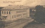 Budynek szkoły na pocztówce z 1915 roku